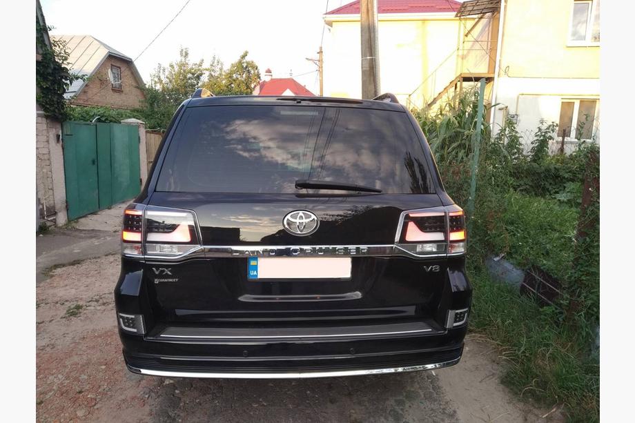 Toyota Land Cruiser 200 2007–2021 Zadnje luči 2016+ (Executive Black) Fotografija 7
