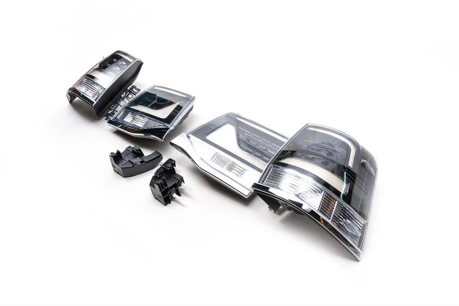 Toyota Land Cruiser 200 2007–2021 Zadnje luči 2016+ (Executive Black) Fotografija 10