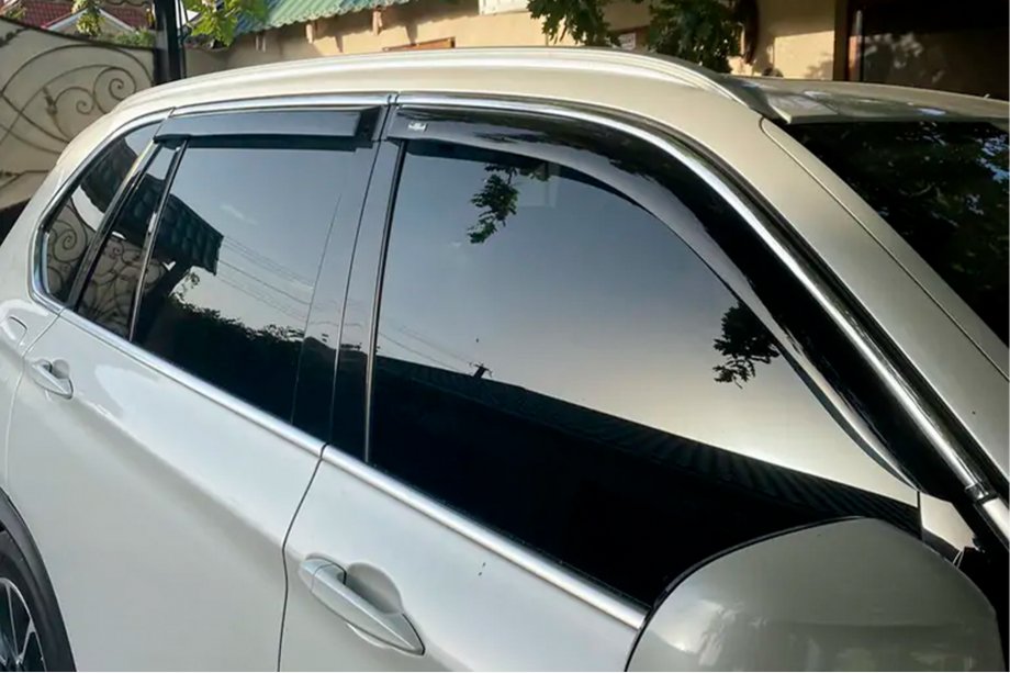 BMW X5 F15 2013–2018 Vetrni deflektorji oken s kromirano letvijo (4 kosi, HIC) Image