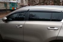 Kia Sportage 2015–2021 Vetrni deflektorji oken s kromirano letvijo (4 kosi, HIC) fotografija 1