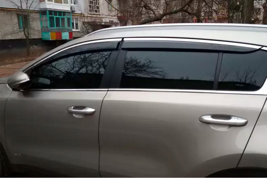 Kia Sportage 2015–2021 Vetrni deflektorji oken s kromirano letvijo (4 kosi, HIC) Image