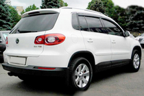 Volkswagen Tiguan 2007–2016 Vetrni deflektorji oken s kromirano letvijo (4 kosi, HIC) fotografija 3