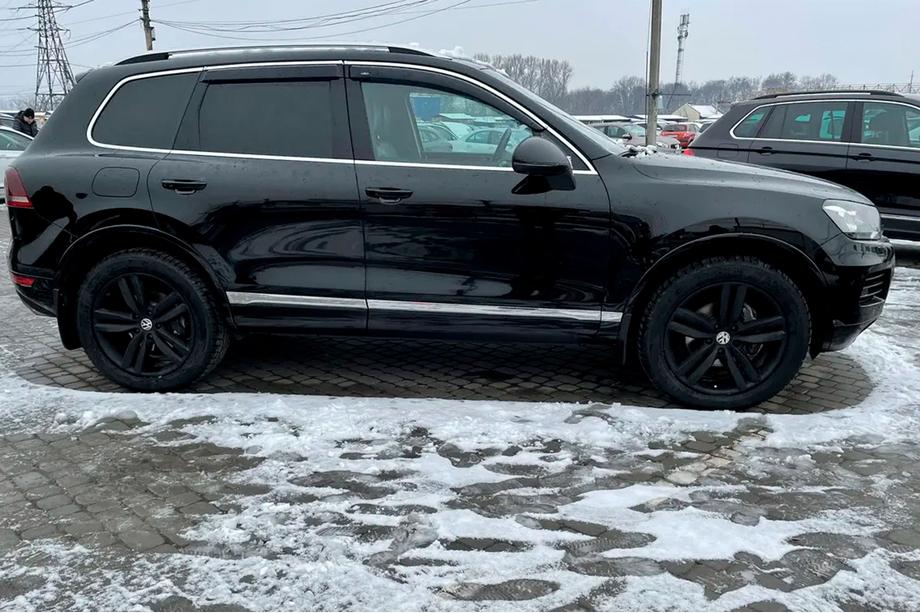 Volkswagen Touareg 2010–2018 Vetrni deflektorji oken s kromirano letvijo (4 kosi, HIC) Fotografija 7