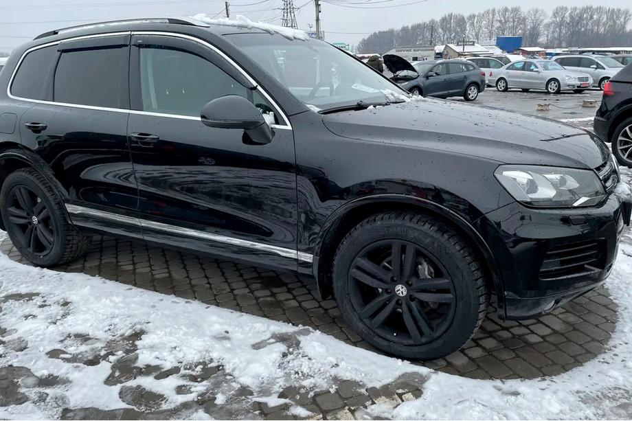 Volkswagen Touareg 2010–2018 Vetrni deflektorji oken s kromirano letvijo (4 kosi, HIC) Fotografija 3