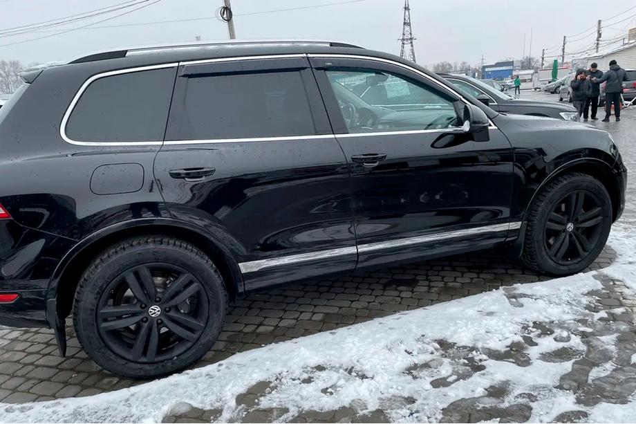 Volkswagen Touareg 2010–2018 Vetrni deflektorji oken s kromirano letvijo (4 kosi, HIC) Fotografija 13
