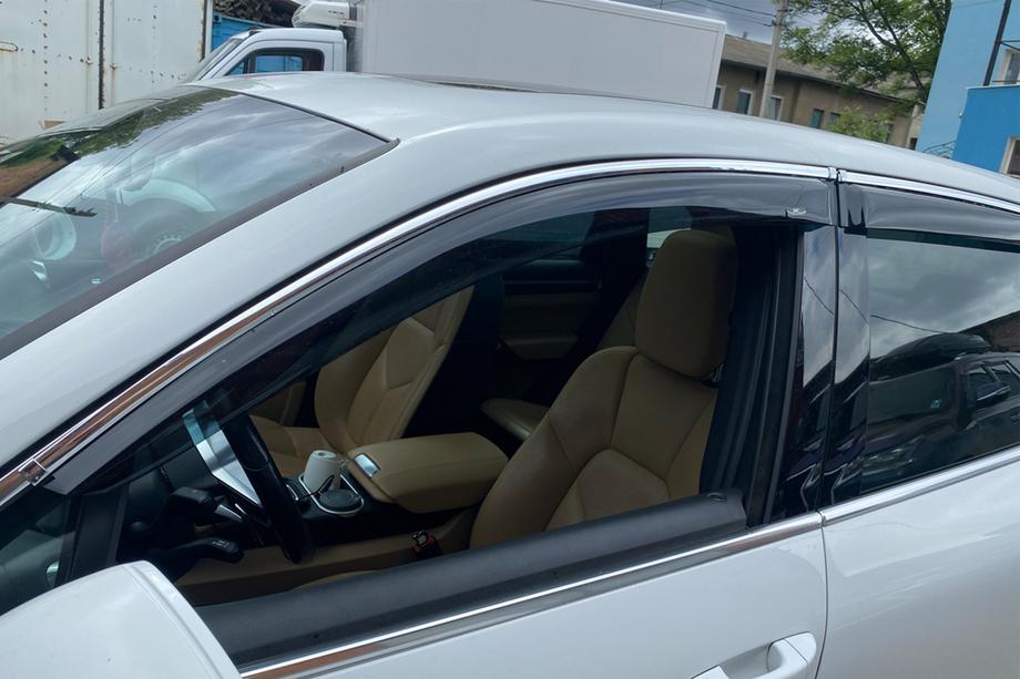Volkswagen Touareg 2010–2018 Vetrni deflektorji oken s kromirano letvijo (4 kosi, HIC) Fotografija 8