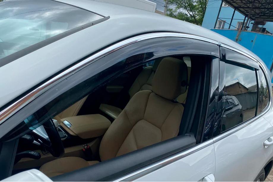 Volkswagen Touareg 2010–2018 Vetrni deflektorji oken s kromirano letvijo (4 kosi, HIC) Fotografija 9