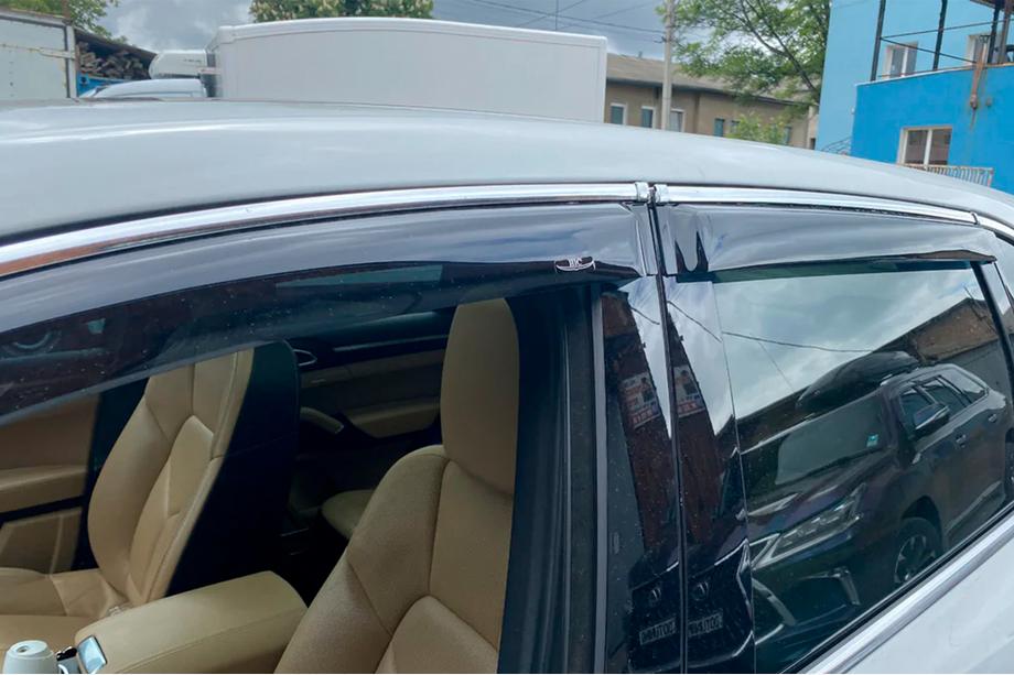 Volkswagen Touareg 2010–2018 Vetrni deflektorji oken s kromirano letvijo (4 kosi, HIC) Fotografija 10