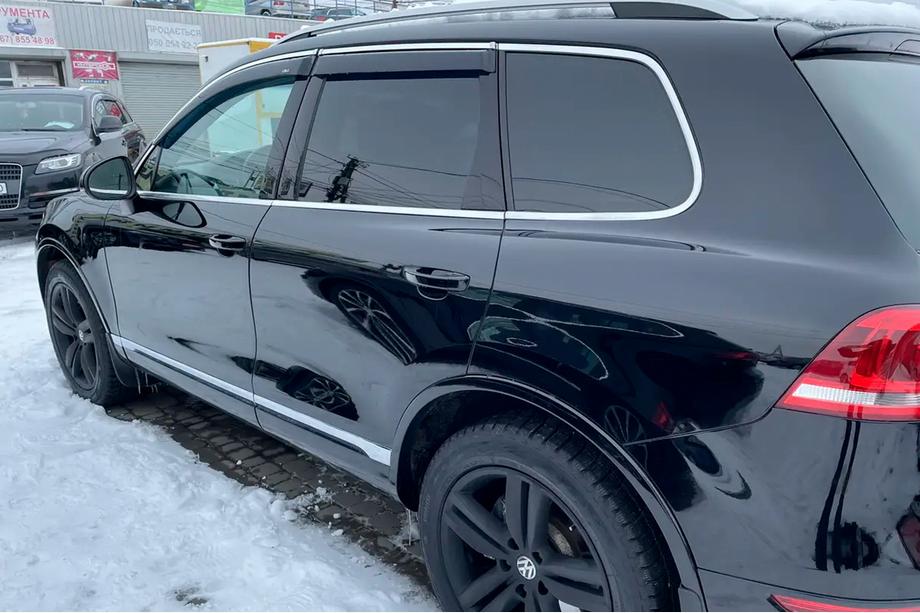 Volkswagen Touareg 2010–2018 Vetrni deflektorji oken s kromirano letvijo (4 kosi, HIC) Fotografija 2