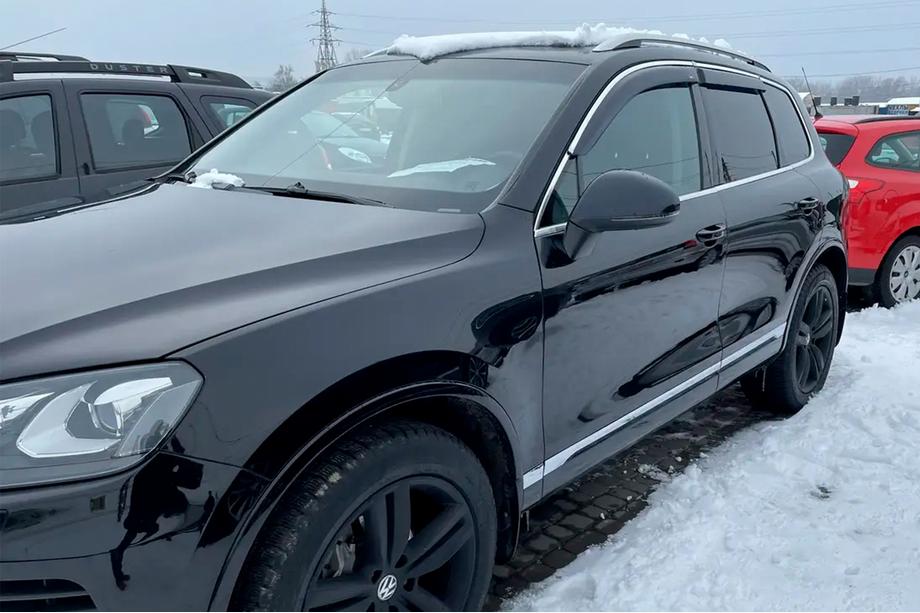 Volkswagen Touareg 2010–2018 Vetrni deflektorji oken s kromirano letvijo (4 kosi, HIC) Fotografija 1