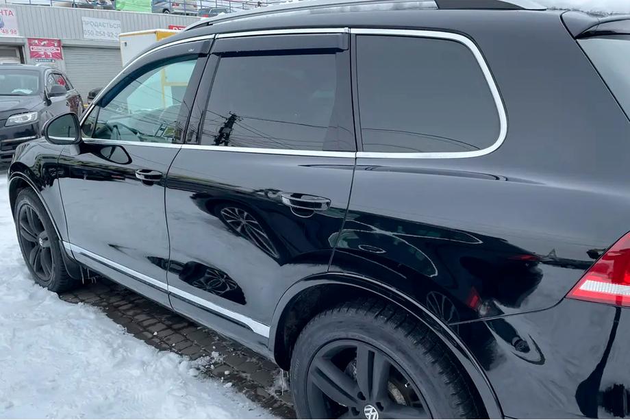 Volkswagen Touareg 2010–2018 Vetrni deflektorji oken s kromirano letvijo (4 kosi, HIC) Fotografija 11