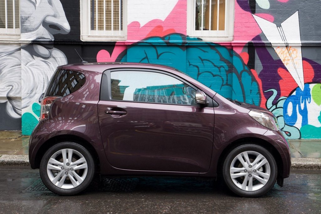 Kompaktna trivratna kombilimuzina Toyota iQ