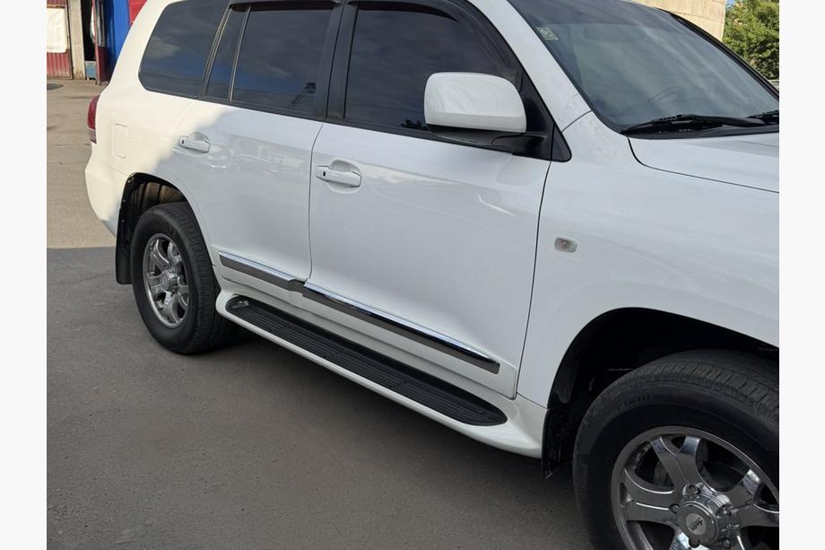 Lexus LX570/450d 2008–2022 Stranski pragovi z LED (dizajn Lexus 2012-2016) Bele Fotografija 8