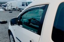 Volkswagen Caddy 2015–2020 Vstavljivi deflektorji za okna (2 kos, HIC) fotografija 3