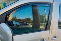 Volkswagen Caddy 2015–2020 Vstavljivi deflektorji za okna (2 kos, HIC) fotografija 11