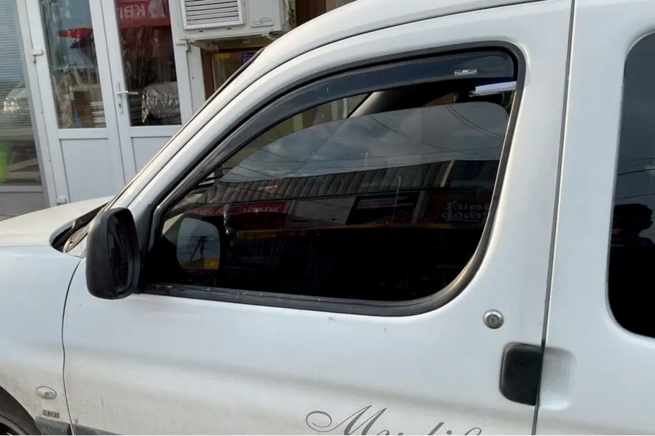 Peugeot Partner 1996–2008 Vstavljivi deflektorji za okna (2 kos, HIC) Image