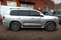 Toyota Land Cruiser 200 2007–2021 Bočne stopnice z LED (dizajn 2015-2020) Črna barva fotografija 4