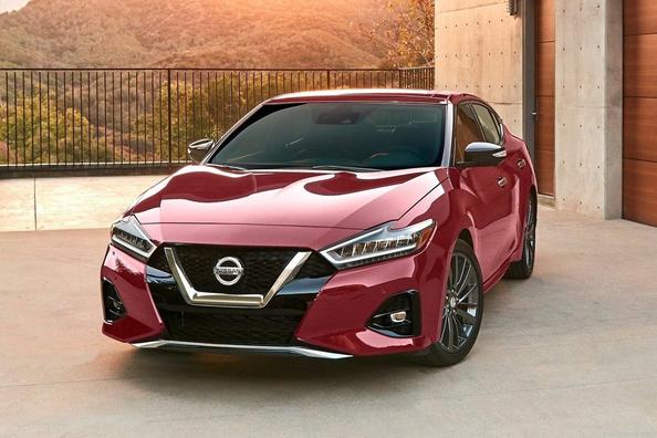 Paradni sedan Nissan Maxima v prenovljeni podobi