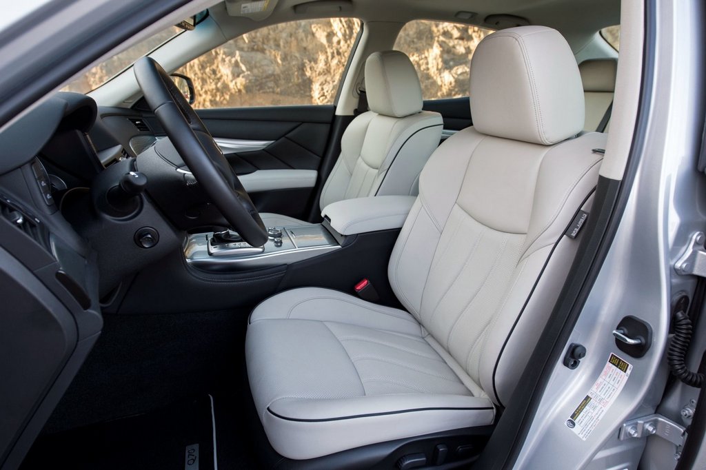 Test poslovne limuzine Infiniti Q70