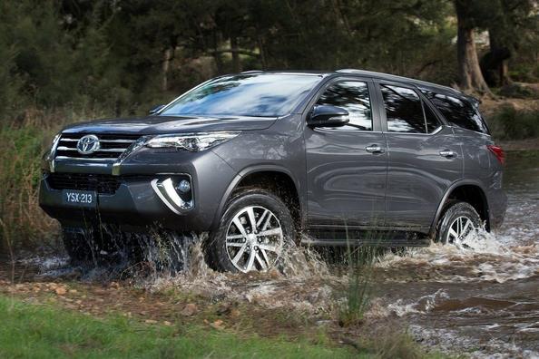 Pregled 7-sedežnega terenskega vozila Toyota Fortuner z okvirno šasijo