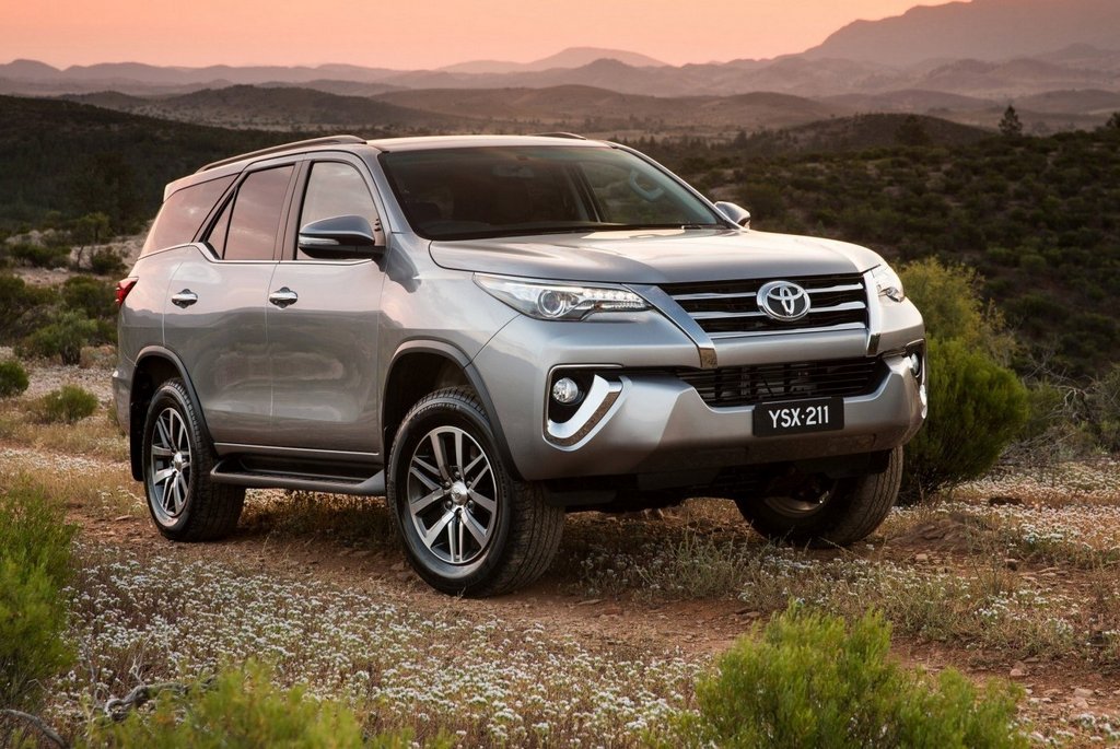 Pregled 7-sedežnega terenskega vozila Toyota Fortuner z okvirno šasijo