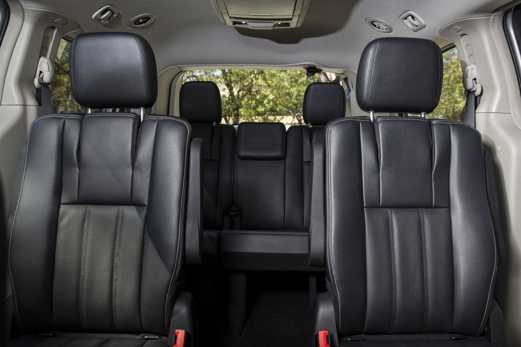 Sedemsedežni enoprostorec Dodge Grand Caravan pete generacije
