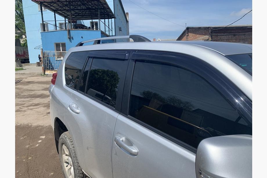 Toyota Land Cruiser Prado 150 2009–2023 Strešni relingi – turški dizajn (krom, 2 kos) plastične nogice Fotografija 2