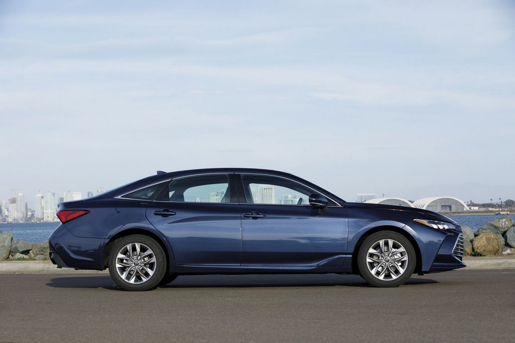 Peta generacija paradne limuzine Toyota Avalon