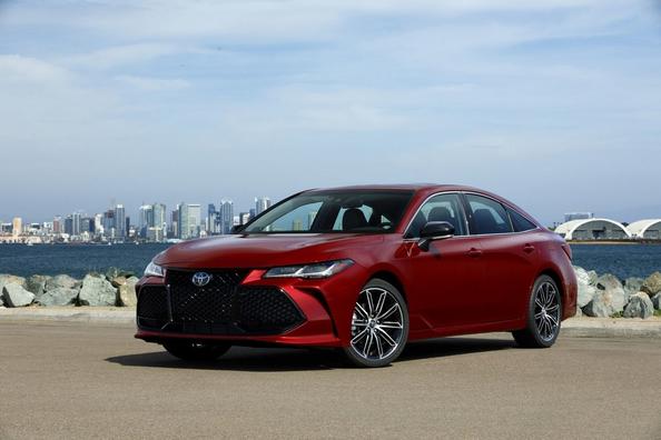 Peta generacija paradne limuzine Toyota Avalon