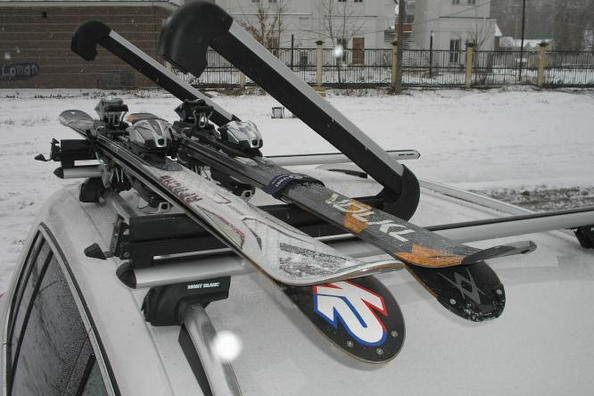 Kako pravilno izbrati nosilce za prevoz smuči in snowboardov?