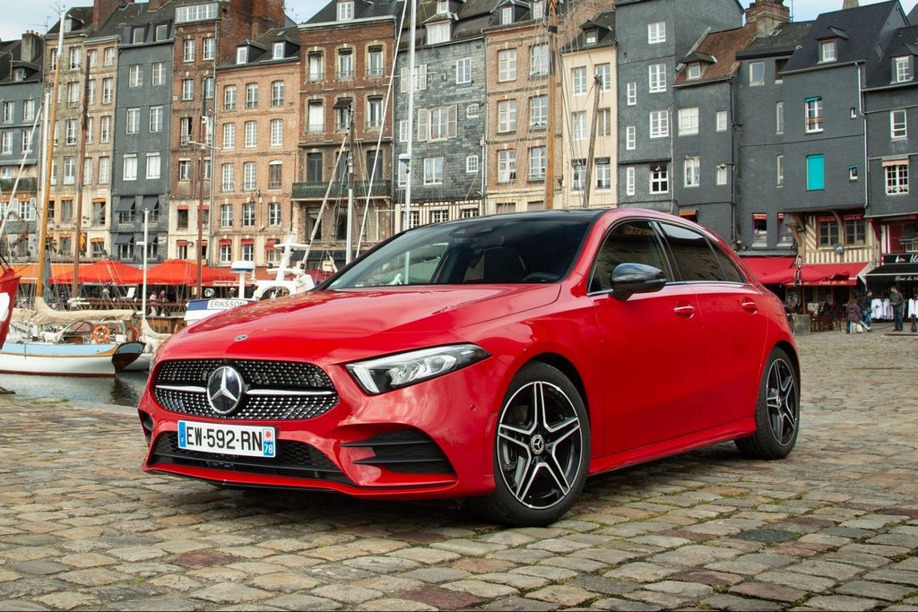 Petvratni premijski kombilimuzinski Mercedes-Benz A-class četrte generacije