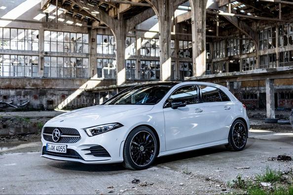 Petvratni premijski kombilimuzinski Mercedes-Benz A-class četrte generacije
