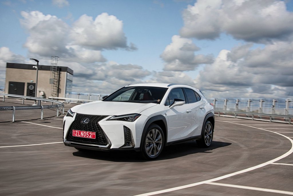 Premijski mestni križanec Lexus UX 200