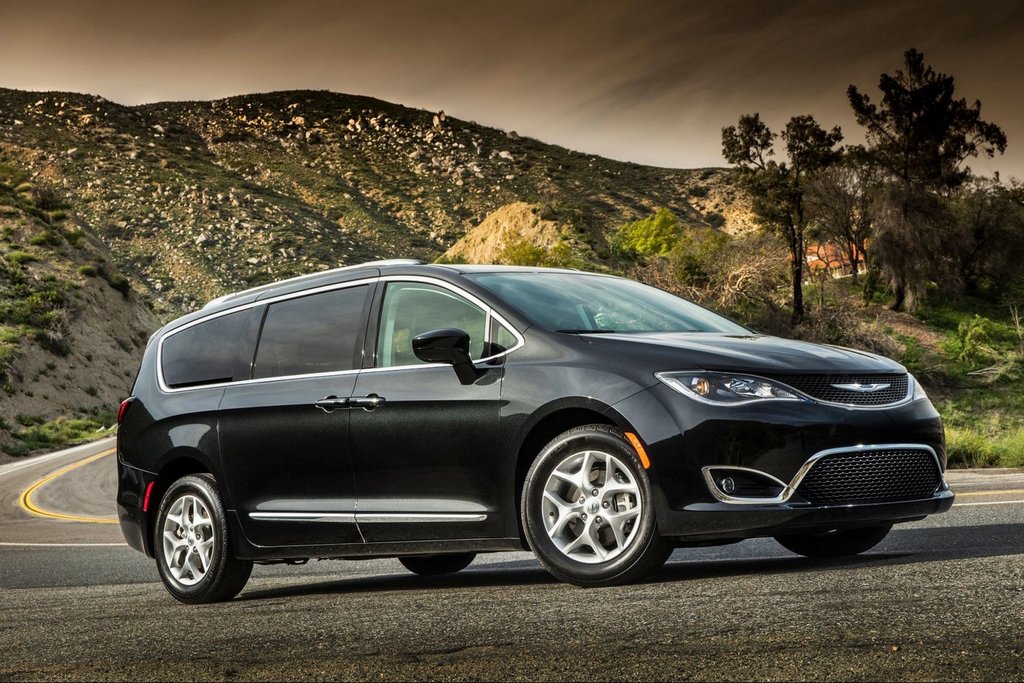 Polnovelikostni sedemsedežni enoprostorec Chrysler Pacifica