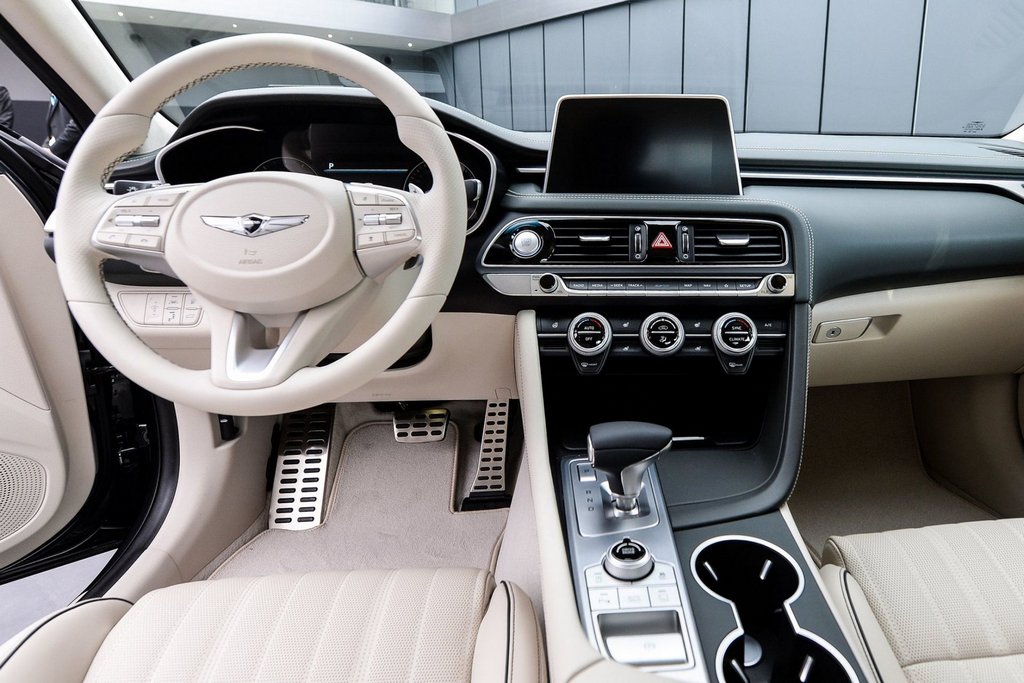 Prva generacija limuzine Genesis G70