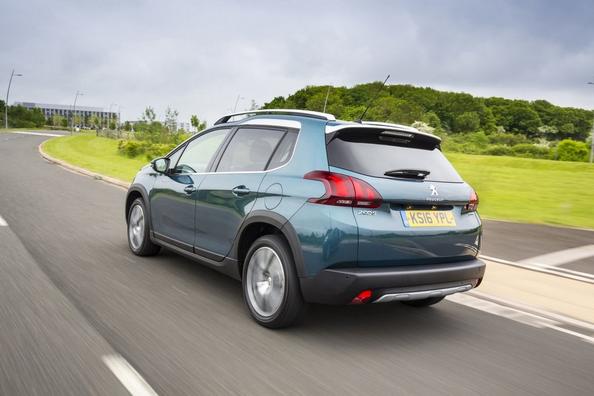 Posodobljena različica kompaktnega križanca Peugeot 2008 Fotografija 9
