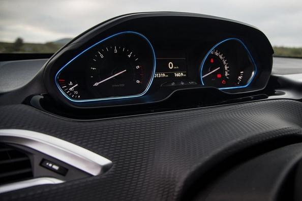 Posodobljena različica kompaktnega križanca Peugeot 2008 Fotografija 8