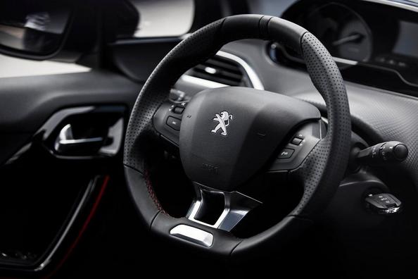 Posodobljena različica kompaktnega križanca Peugeot 2008 Fotografija 6