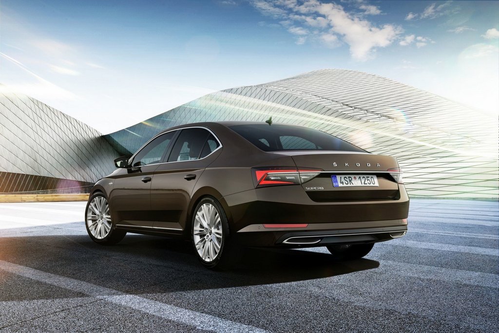 Pregled prenovljenega liftbacka Skoda Superb 2019