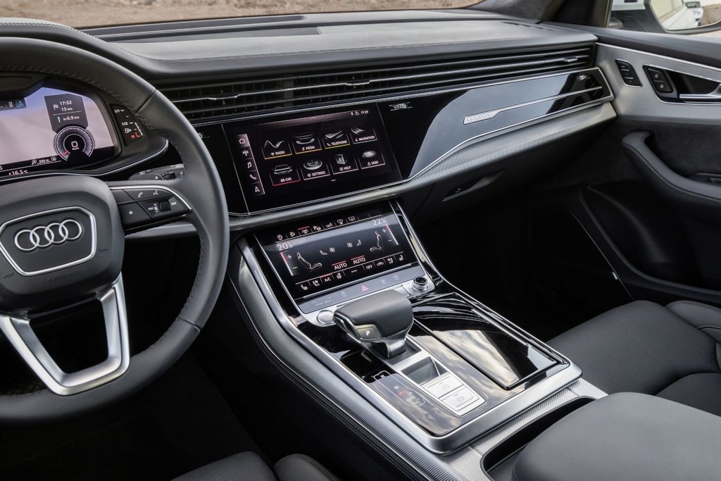 Pregled premijskega križanca Audi Q8 s štirikolesnim pogonom