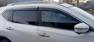 Nissan X-trail T32/Rogue 2014–2021 Vetrni deflektorji za okna s kromirano letvico (4 kosi, Niken) fotografija 4