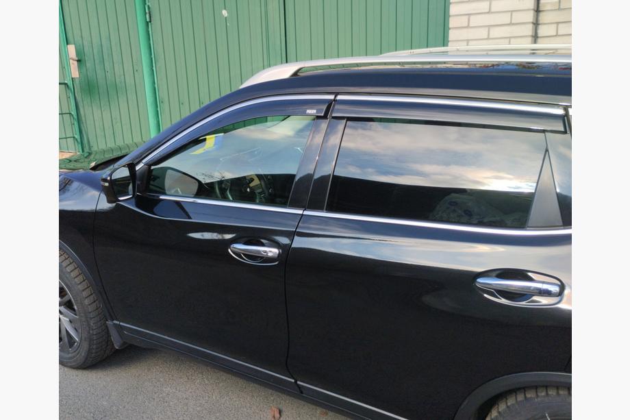 Nissan X-trail T32/Rogue 2014–2021 Vetrni deflektorji za okna s kromirano letvico (4 kosi, Niken) Image