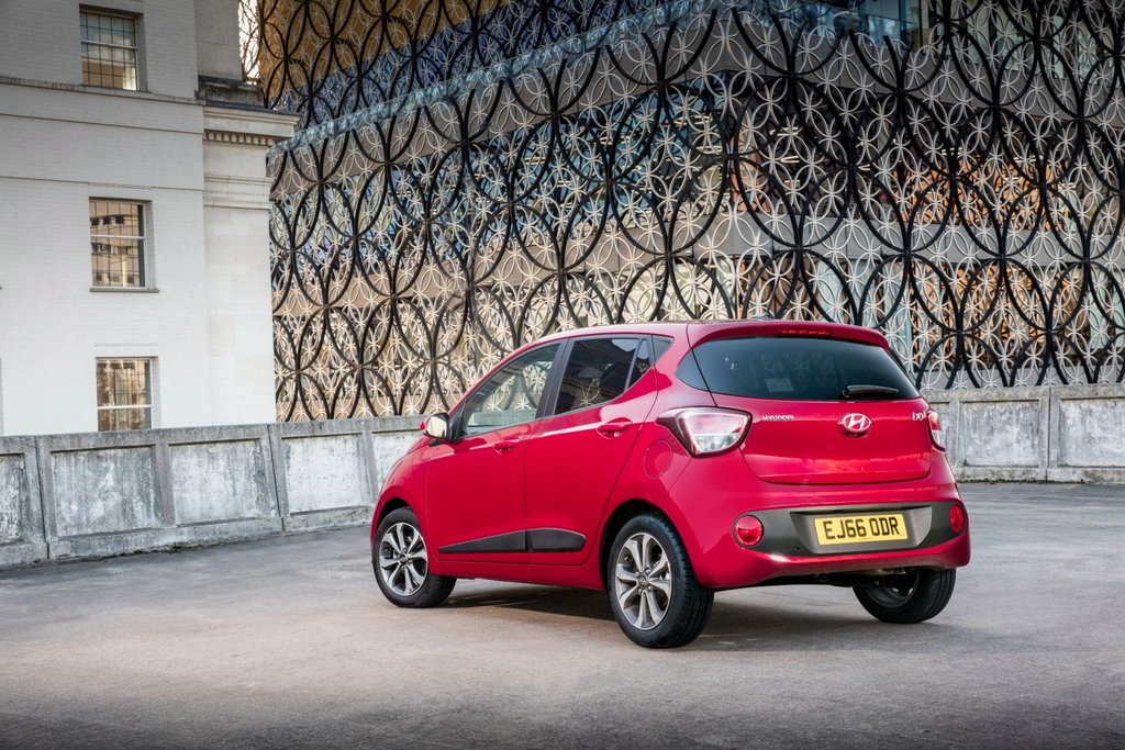 Kompaktna petvratna kombilimuzina Hyundai i10