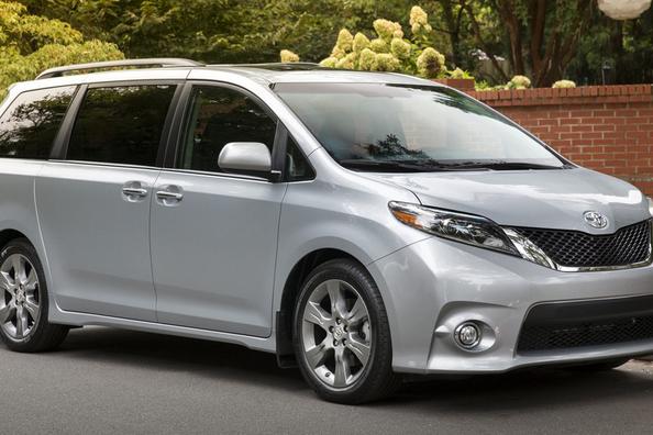Pregled posodobljenega polno-velikostnega enoprostorca Toyota Sienna