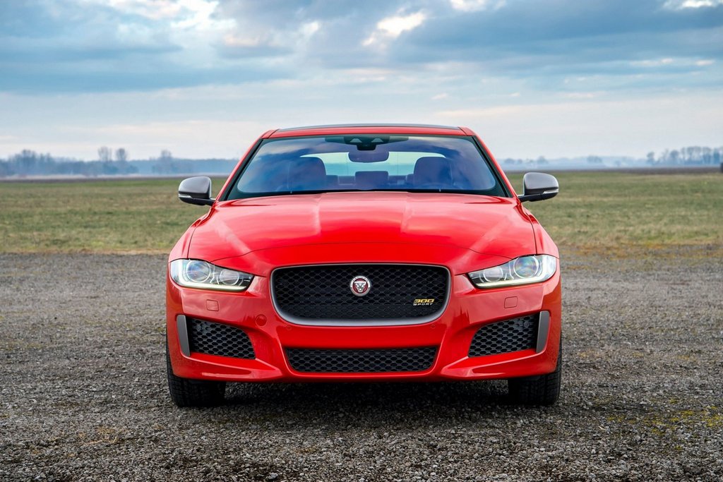Pregled premijske limuzine Jaguar XE