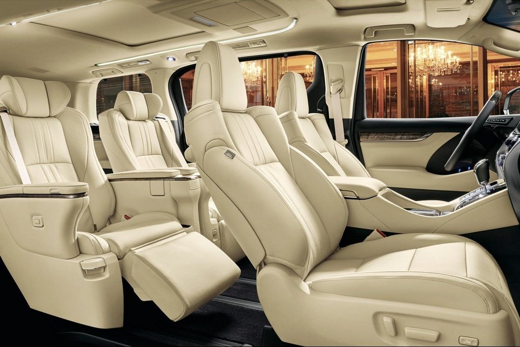 Polnovelikostni luksuzni enoprostorec Toyota Alphard