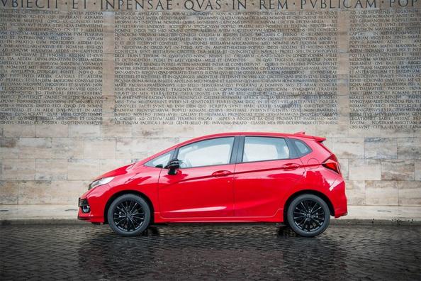 Posodobljeni kompaktni kombilimuzinski model Honda Jazz tretje generacije Fotografija 3