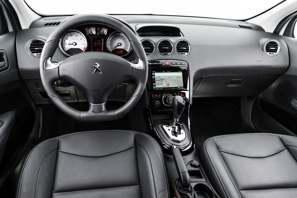Pregled kompaktne limuzine Peugeot 408