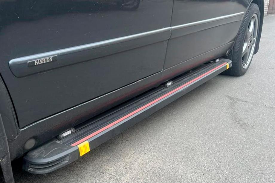 Mercedes Vito W638 1996–2003 Stranske stopnice Maya Red (2 kosa, aluminij) Image