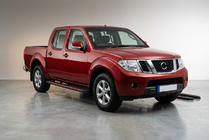 Nissan Navara 2006–2015 Stranske stopnice Maya Red (2 kosa, aluminij) fotografija 1